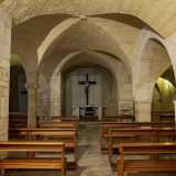 Il suggestivo ambiente � a pianta rettangolare ed � anch�esso diviso in tre navate, con volte a crociera e archi a tutto sesto